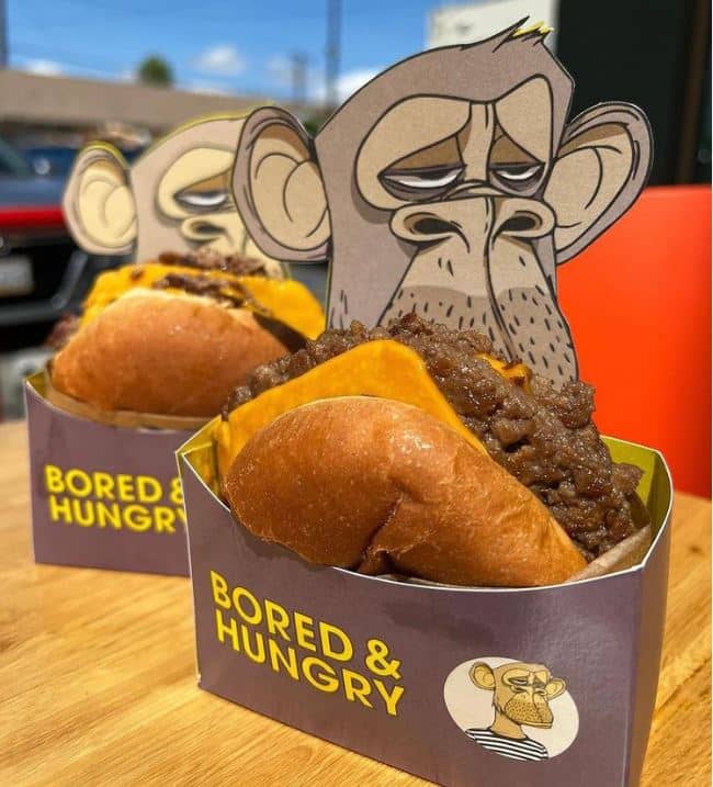 imagem de dois hambúrgueres com tema Bored Ape no restaurante Bored & Hungry NFT